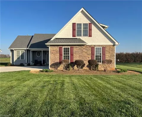3696 Shadow Ridge Dr, High Point, NC 27265