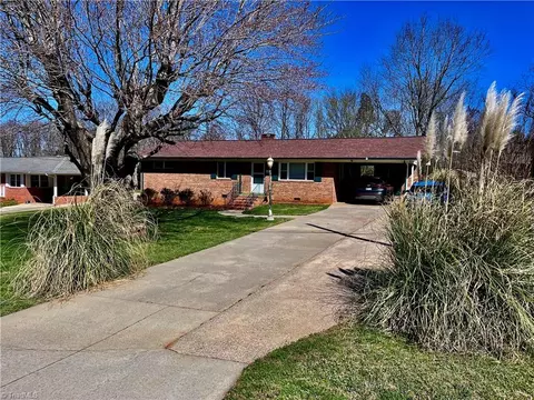 621 Lakeview Dr, Thomasville, NC 27360