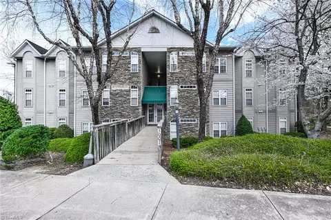 3001 Greystone Pt #D, Greensboro, NC 27410