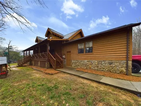67 Little Country Ln, Taylorsville, NC 28681