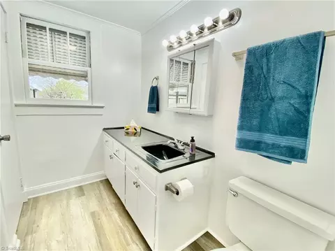 Bath - 60 Hill St, Salisbury, NC 28144 photo 4 of 5