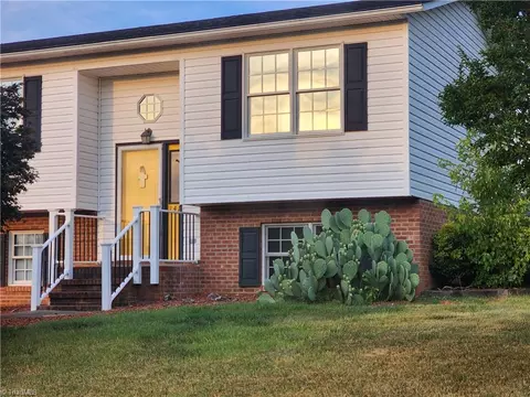 141 Cottonwood Dr, Yadkinville, NC 27055