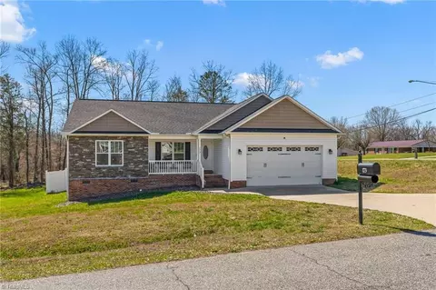 173 Von Logan Dr, Thomasville, NC 27360