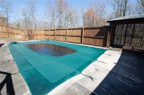 Exterior - 814 Ernest Ct, High Point, NC 27263 photo 5 of 9