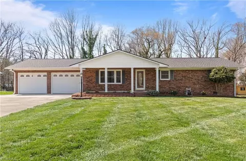 20 Hillside Park Dr, Thomasville, NC 27360