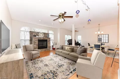 3004 Greystone Pt #H, Greensboro, NC 27410