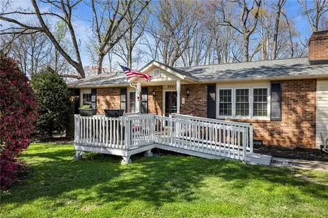 9041 Foxlair Dr, Kernersville, NC 27284
