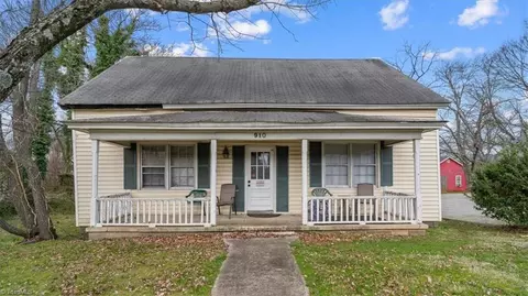 910 Merritt Dr, Greensboro, NC 27407