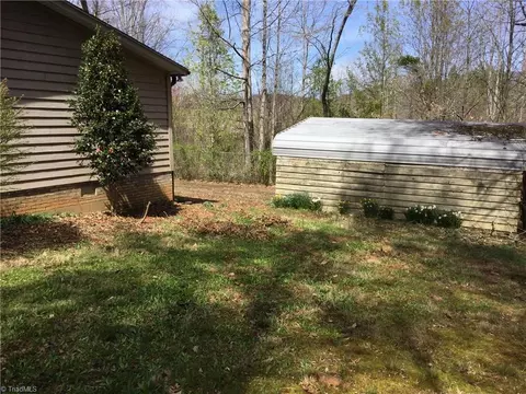 1027 Old Wagon Rd, King, NC 27021 photo 5