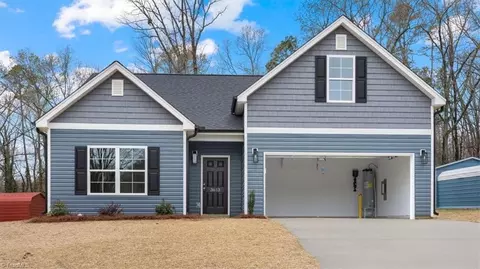 3613 Lakeshore Dr, High Point, NC 27265