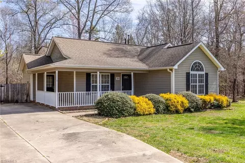 325 Hawthorne Ct, Randleman, NC 27317