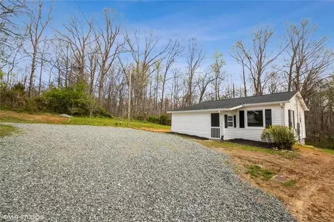 170 Moore Ln, Thomasville, NC 27360