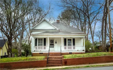 320 Mulberry St, Statesville, NC 28677