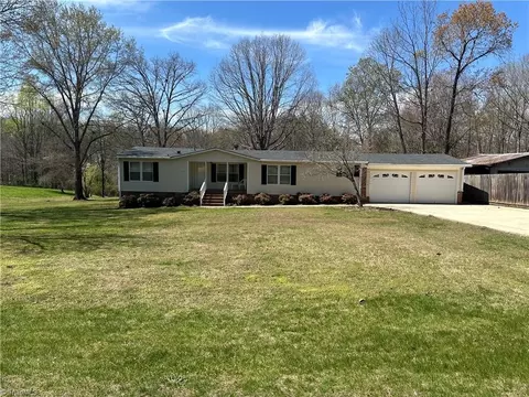 3022 Sanford Dr, Yadkinville, NC 27055
