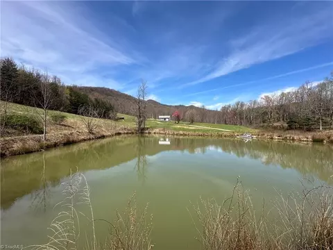 277 Beauty Shop Rd, Lambsburg, VA 24341