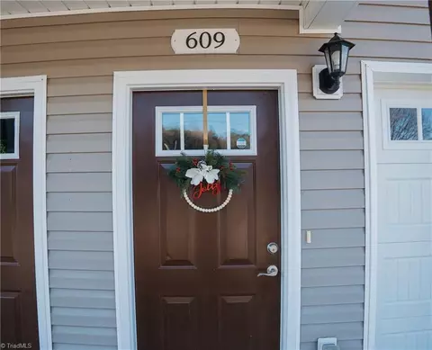 609 Riverside Dr, Mount Airy, NC 27030