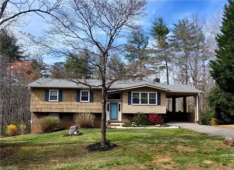 101 Tanglewood Dr, Mount Airy, NC 27030