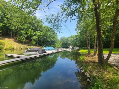 450 Crossing Creek Dr, Belews Creek, NC 27009