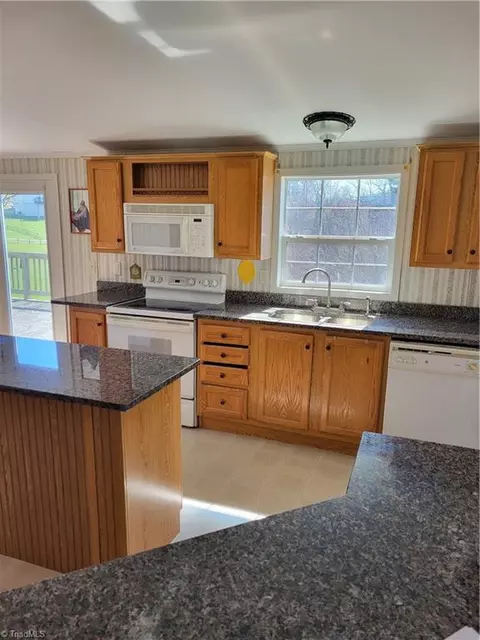 558 Wildcat Rd, Deep Gap, NC 28618 photo 8