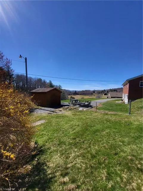 558 Wildcat Rd, Deep Gap, NC 28618 photo 4