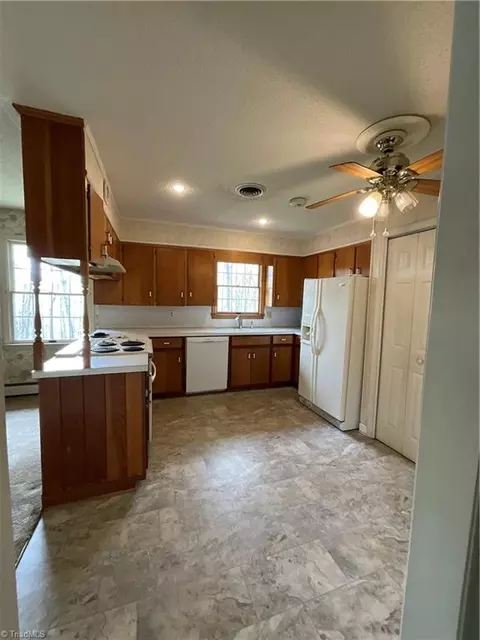 Kitchen - 1158 Mountain View Rd, King, NC 27021 photo 2 of 4