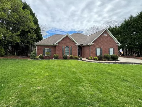 364 Knollcrest Dr, Pinnacle, NC 27043