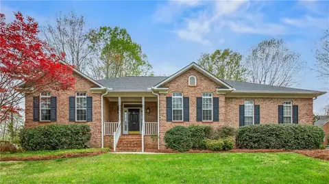 110 Savannah Ct, Kernersville, NC 27284