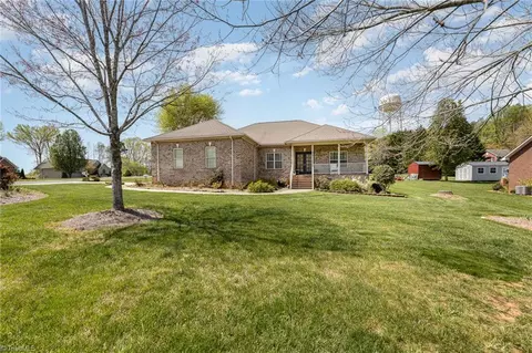 102 Salem Ct, Randleman, NC 27317