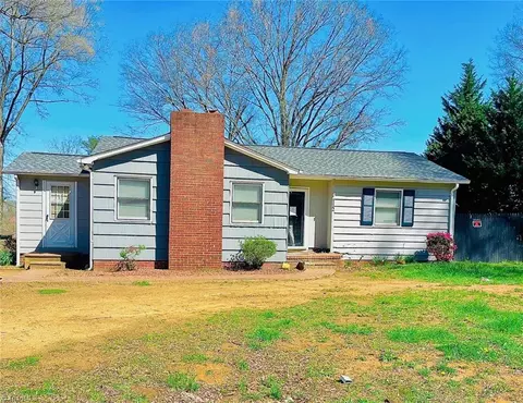 112 Cameron St, Walnut Cove, NC 27052