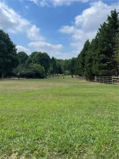 141 Dusty Dr, Lexington, NC 27295