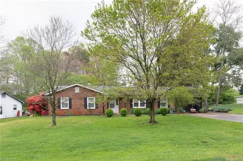 2181 Stonehaven Rd, Kernersville, NC 27284