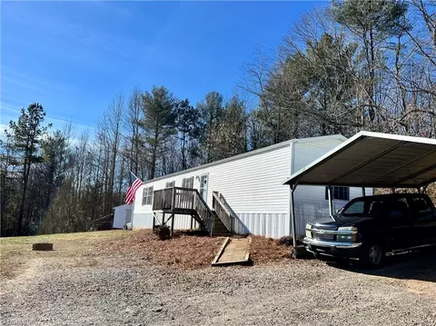 326 Huffman Fork Rd, Purlear, NC 28665 photo 2