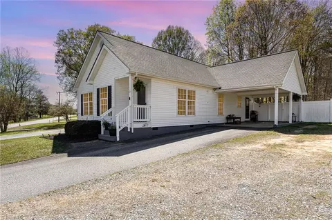 3812 High Point Rd, Winston Salem, NC 27107