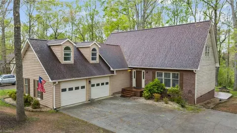 102 Wood Pointe Ct, Lexington, NC 27295