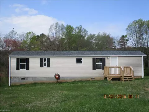 1090 Knobview Ln, Pilot Mountain, NC 27041