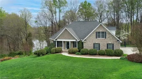 8402 Oak Meadows Dr, Kernersville, NC 27284