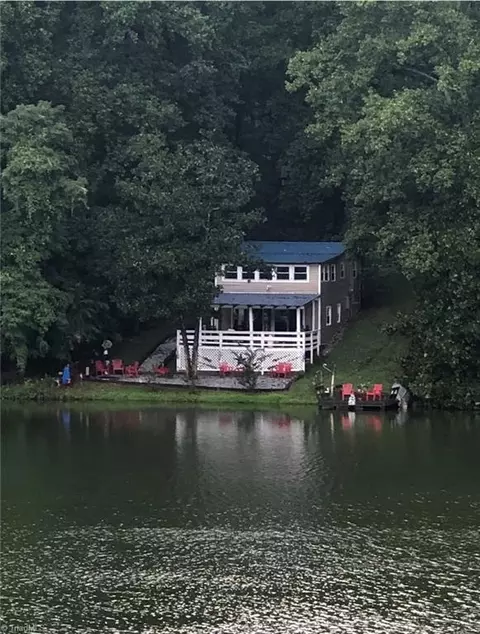 1263 Lakeshore Ln, Mount Airy, NC 27030