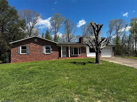 179 Greencrest Dr E, Millers Creek, NC 28651