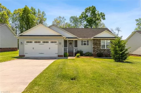 155 Von Logan Dr, Thomasville, NC 27360