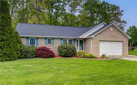 717 Oakwood Forest Ln, Kernersville, NC 27284