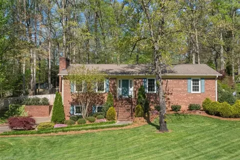 1744 W Bridge Ct, Clemmons, NC 27012