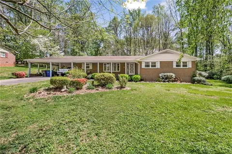 1820 Turfwood Dr, Pfafftown, NC 27040