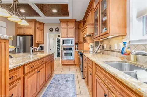 Kitchen - 2939 Tall Cedar Ln, Trinity, NC 27370 photo 4 of 6