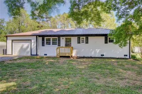 415 Sunset Ave, Thomasville, NC 27360