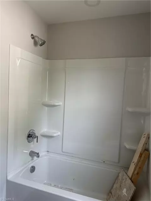 Bath - 2410 Lowe Ave, High Point, NC 27260 photo 3 of 7