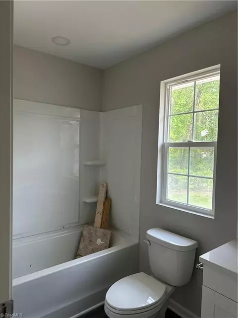 Bath - 2410 Lowe Ave, High Point, NC 27260 photo 5 of 7