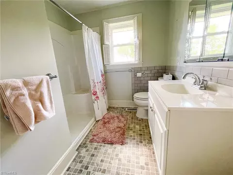 Bath - 127 Pineview Dr, Mount Airy, NC 27030 photo 2 of 3