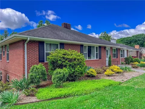 127 Pineview Dr, Mount Airy, NC 27030