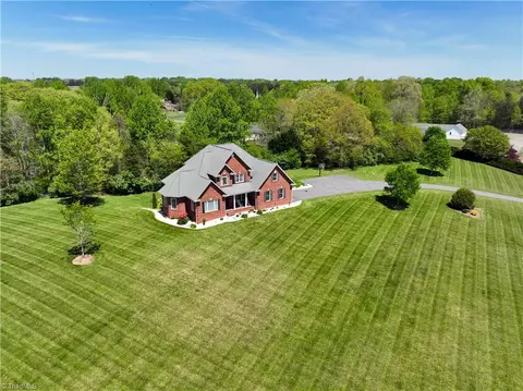108 Toms Creek Bluff Ln, Pilot Mountain, NC 27041