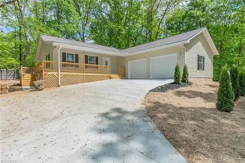 509 Holly Hill Rd E, Thomasville, NC 27360